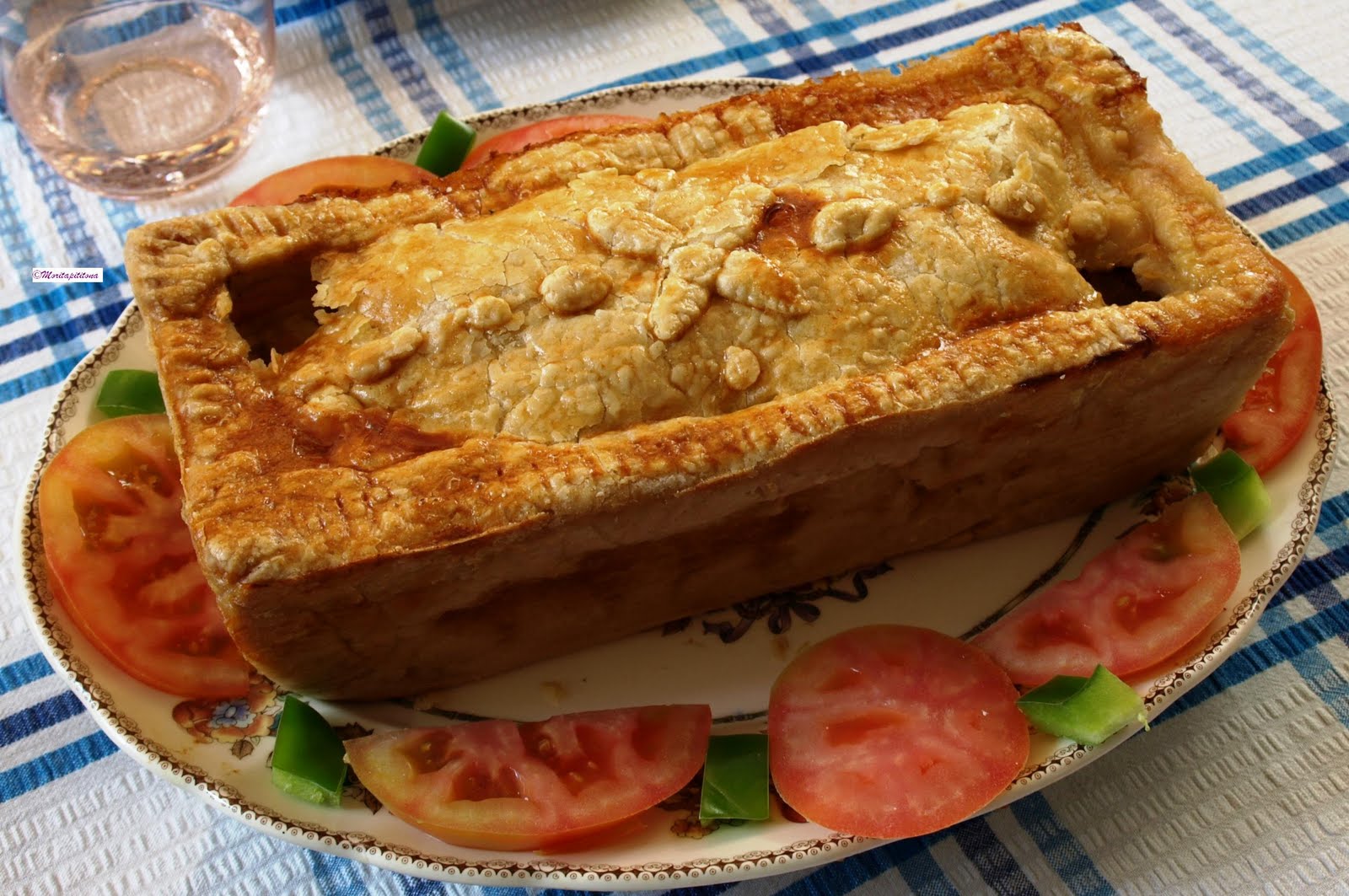 Cocinar es vivir y Bordar también Pastel de ternera, jamón y huevo