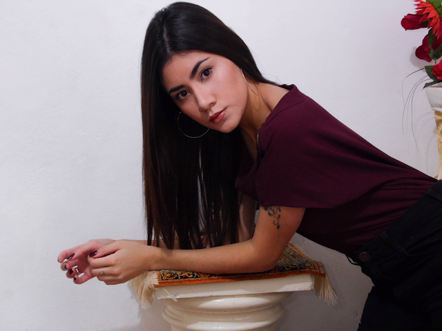 Calça preta de cintura alta e blusa estruturada Calça preta de cintura alta e blusa estruturada