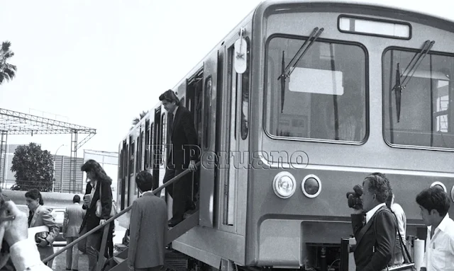 Alan García Pérez en primer vagón del tren eléctrico de Lima
