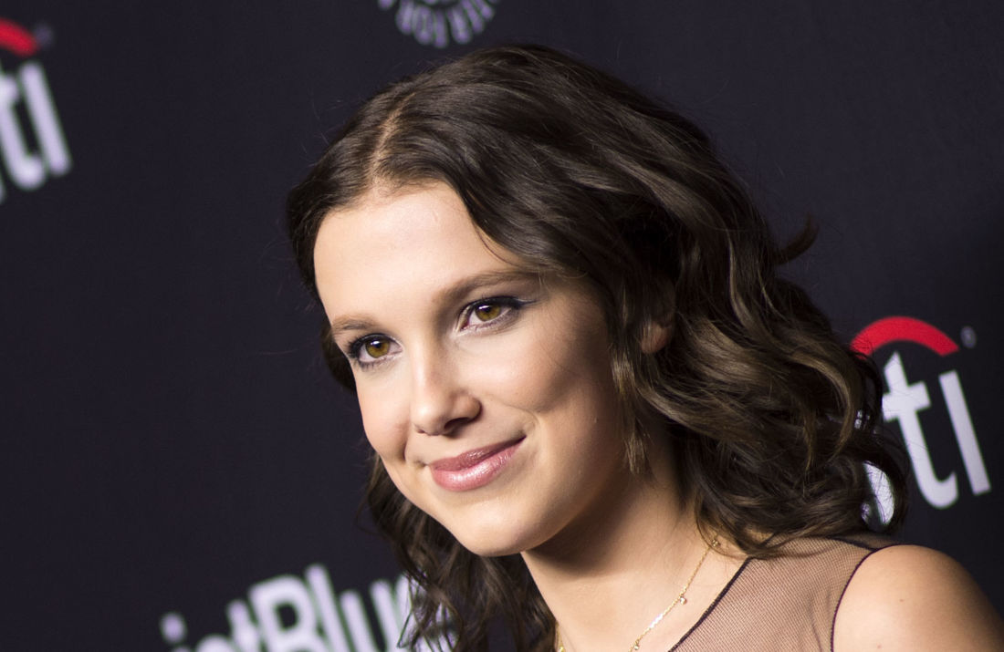 Millie Bobby Brown The Thing About Jellyfish Millie Bobby Brown en vedette de The Thing About Jellyfish signé Wanuri