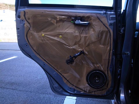 リアドアの内張を外したところ la100sムーヴカスタム リアドアデッドニング まずは内張を外し、サービスホール部分にマジックで罫書きをします。