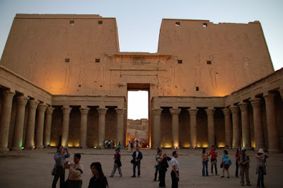 Pylon staroegyptského chrámu (Edfu)/publikováno z http://www.touropia.com/ancient-egyptian-temples/