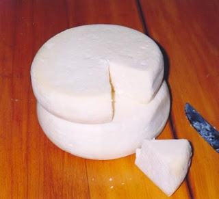 Chefe nova-iorquino cria queijo a partir do leite da mulher 