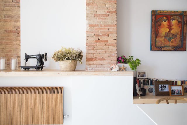repisa de madera en la pared, radiador de madera