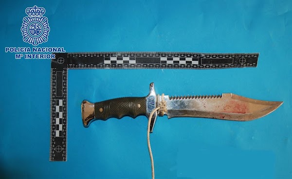 Clava un cuchillo en la espalda a un compañero en Las Palmas de Gran Canaria Clava un cuchillo en la espalda a un compañero en Las Palmas de Gran Canaria