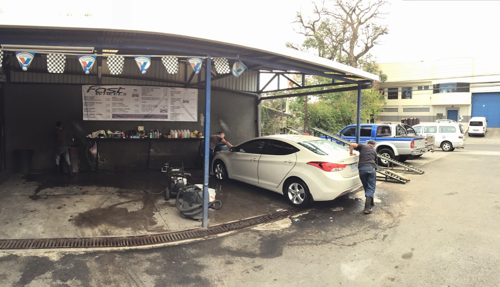 Escazu News Un práctico y eficiente lavacar en Escazu Centro // A practical and efficient car