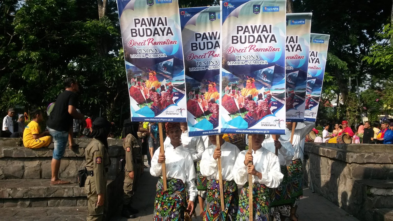 Pawai Budaya LombokSumbawa 2016 Pukau Masyarakat Surabaya