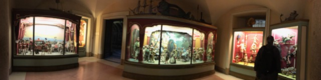 イゾラベッラ（ベッラ島）の宮殿内　お人形のコレクションを飾ってあるショーケース