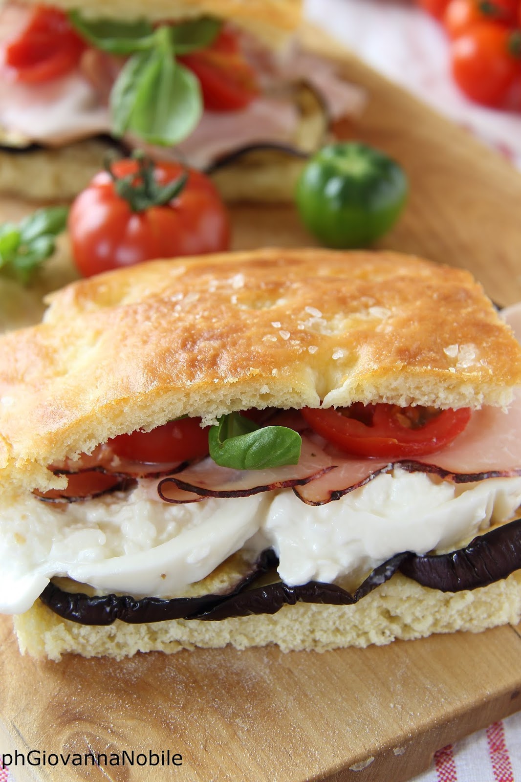 Focaccia di grano kamut farcita con prosciutto cotto al basilico Lenti