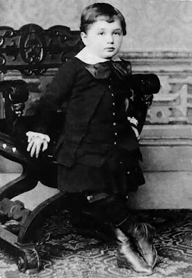 Albert Einstein saat berusia 3 tahun Albert Einstein saat berusia 3 tahun