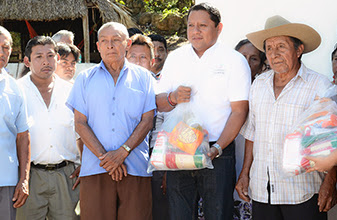 Atestigua Presidente Municipal de FCP, Gabriel Carballo Tadeo, entrega de apoyo a Dignatarios Mayas
