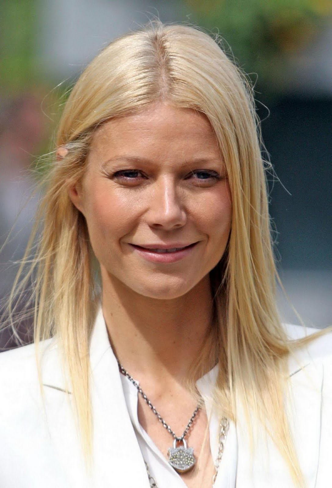 http://4.bp.blogspot.com/-QtYnl70zf7Y/Te1dZykS9ZI/AAAAAAAAKkM/6po57ZtfF-o/s1600/US+actress+Gwyneth+Paltrow+poses+for+a+photograph+at+the+Chelsea+Flower+Show+in+London%252C+on+May+23%252C+2011.+%25282%2529.jpg