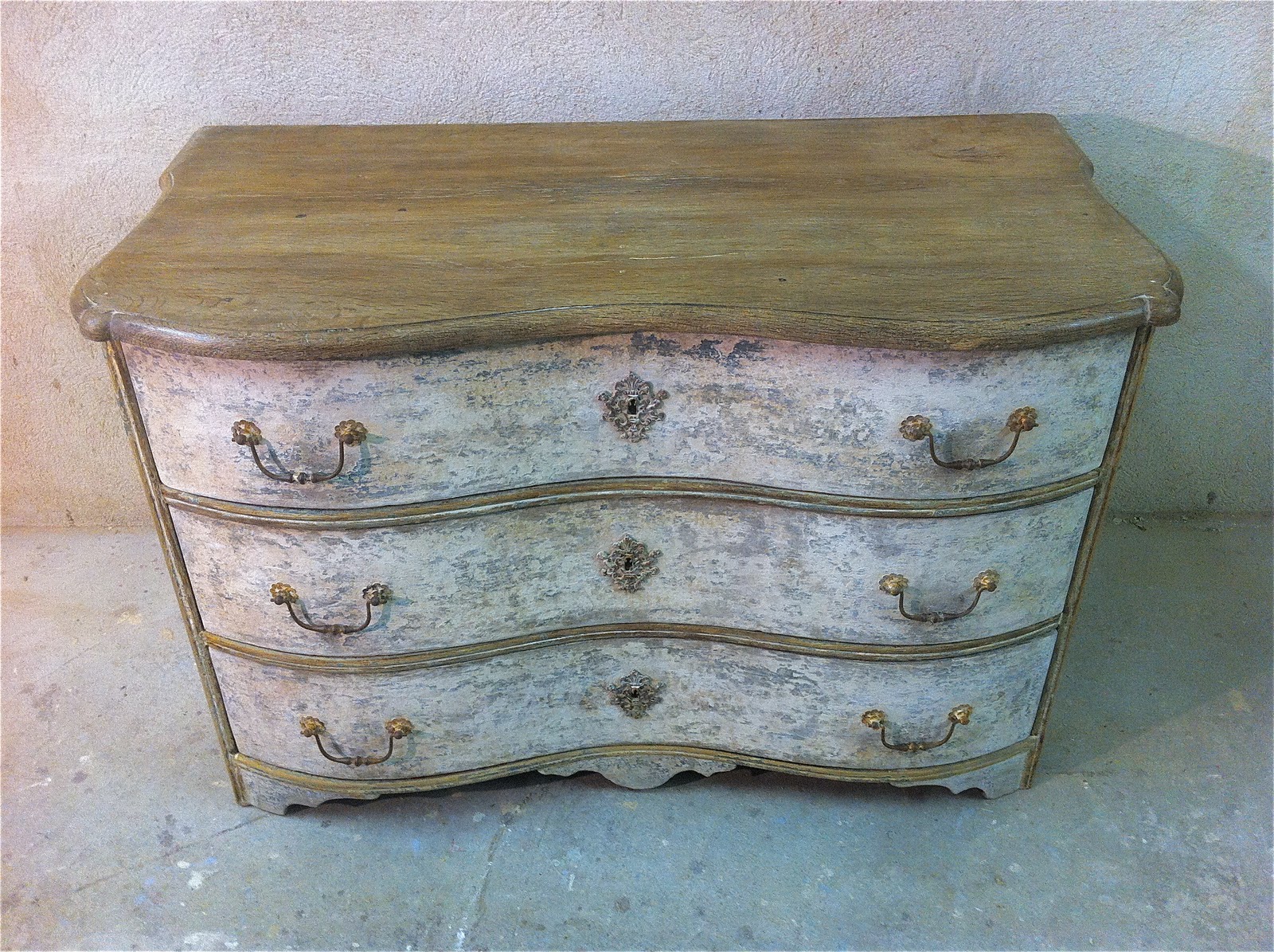 Commode baroque de style Louis XV dorée et plateau en marbre beige