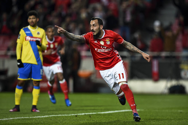 Mitroglou foi o destaque da vitória do Benfica ao marcar dois gols (Foto: Patricia de Melo Moreira/AFP) Mitroglou foi o destaque da vitória do Benfica ao marcar dois gols (Foto: Patricia de Melo Moreira/AFP)