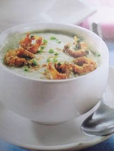 Receta de cocina casera de sopa de pepino con gambas crujientes