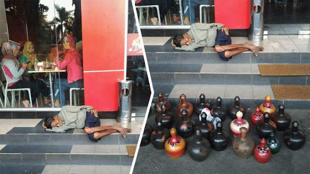 Tidur Di Depan Restoran Cepat Saji, Sosok Kakek Penjual Celengan Ini Bikin Haru