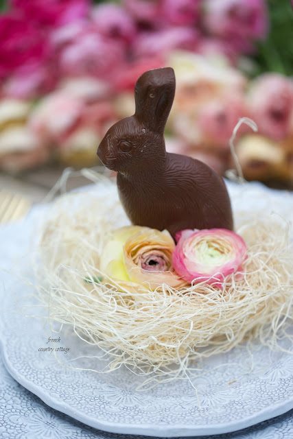 5 Charming and Easy Easter place setting ideas with chocolate rabbits