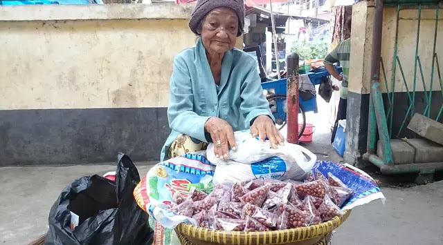 Ditelantarkan Anak-anaknya Nenek Berusia 83 Tahun Ini Harus Rela Berjualan Kacang Goreng di Plasa Tertua Palembang