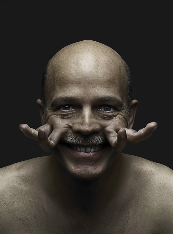 Mãos saindo pelo corpo nas bizarras fotografias e foto-manipulações de Babak Hosseiny e Jeffrey Vanhoutte Babak Hosseiny and Jeffrey Vanhoutte fotografia photoshop mãos saindo do corpo bizarro