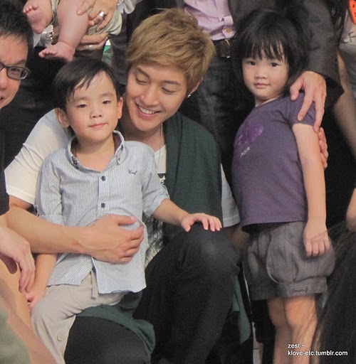 Kathy's Bench: Kim Hyun Joong - Pictures with Kids @ TheFaceShop Singapore