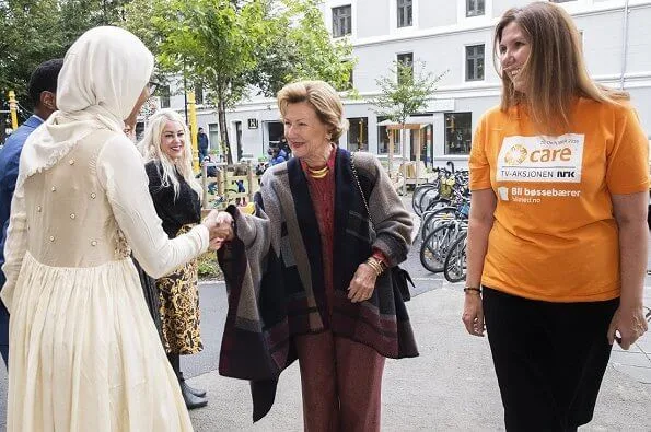 Queen Sonja of Norway visited volunteers at the Tøyen Activity House (Tøyenkomiteen) in Oslo