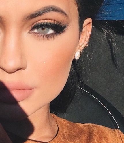 Descripción: 10 Famosos que Usan Lentillas de Contacto - Kylie Jenner