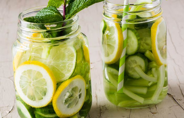 وصفة الليمون والخيار وأوراق النعناع والماء