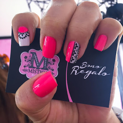 Uñas decoradas con mándalas Uñas decoradas con mándalas