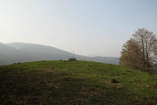 Mała Kikula (czes. Malá Kykula, 788 m n.p.m.). Dalej widać Kozubową.