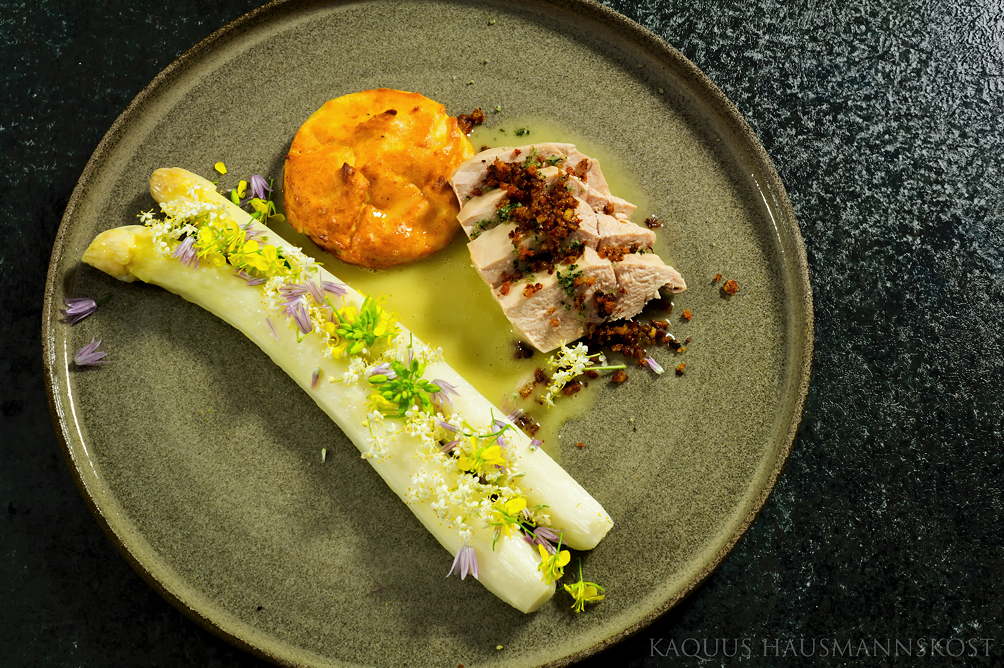 KAQUUS HAUSMANNSKOST: Bresse Perlhuhn mit Spargel, das Hauptgericht