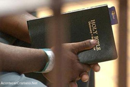 Hombre encarcelado con Biblia