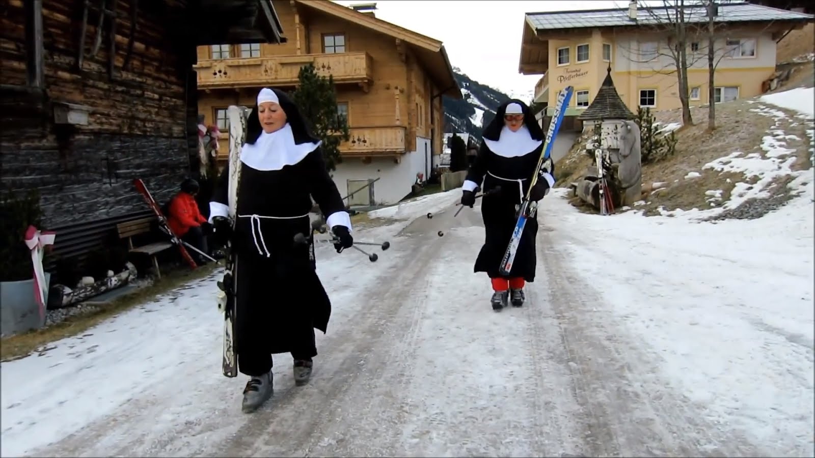 Nonnen op de piste in Hinterglemm