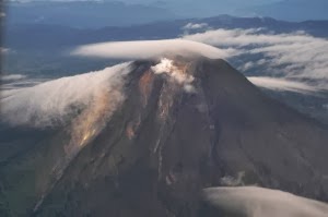Gunung Sinabung dari Langit Gunung Sinabung dari Langit