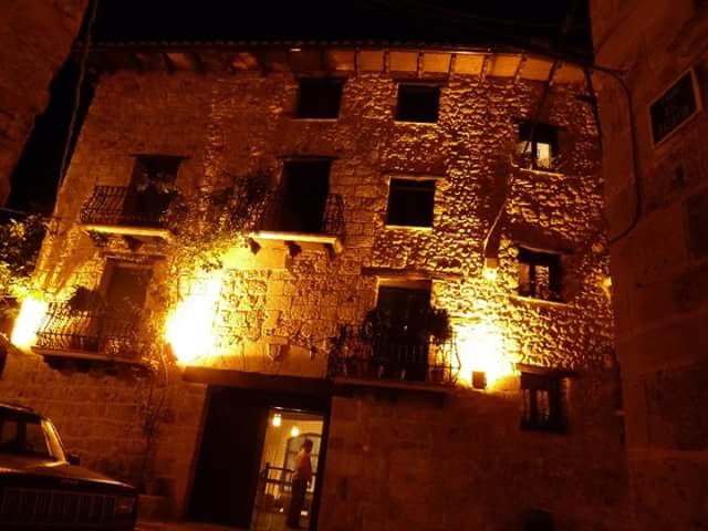 Foto nocturna desde la escalinata hacia la plaza