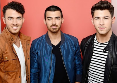 Joe Jonas y hermanos Foto de Joe Jonas con sus hermanos Kevin y Nick