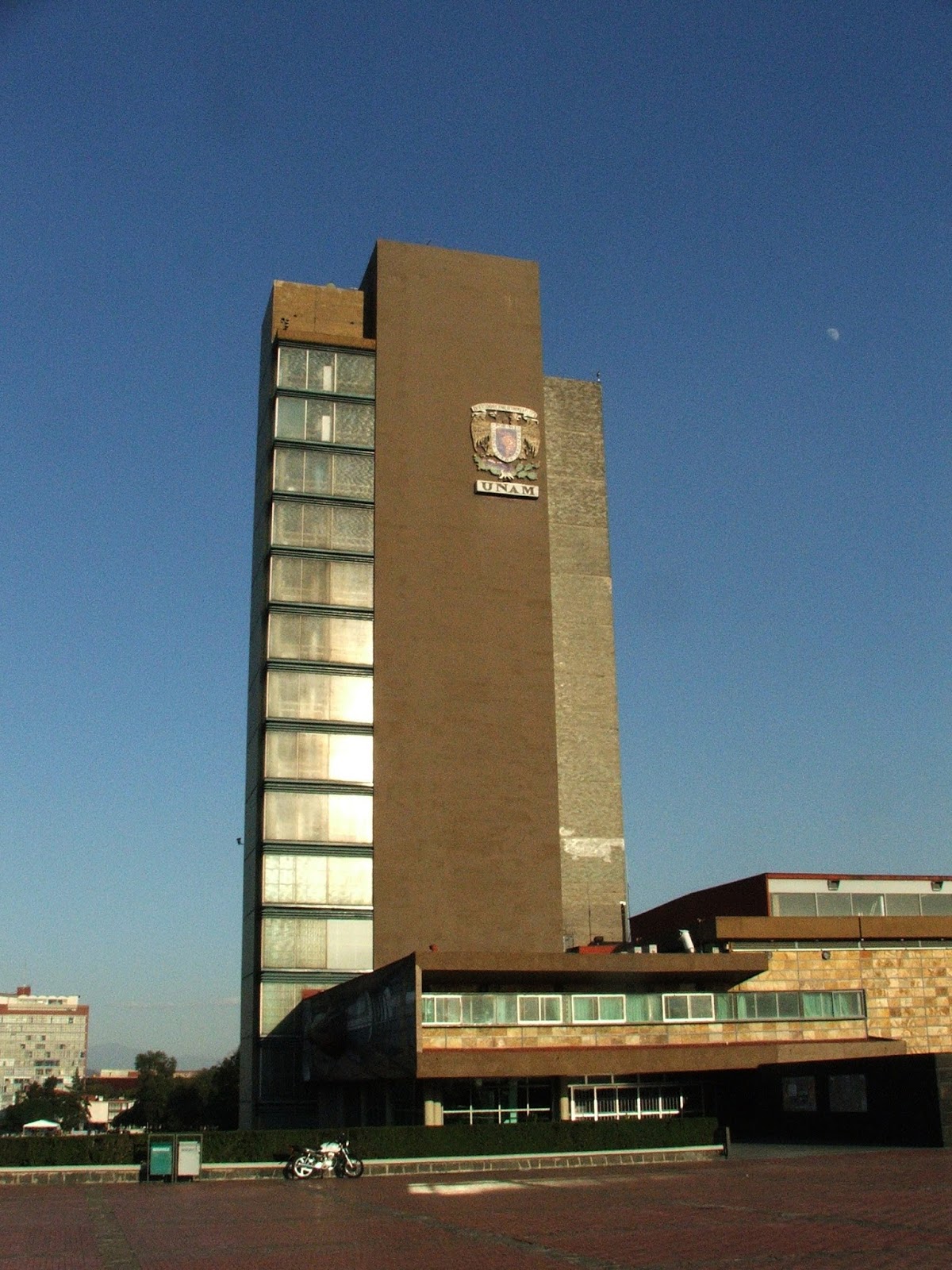 Torre de Rectoría de la UNAM entre Mario Pani y Siqueiros Por Abraham Cababie Daniel ABRAHAM Torre de Rectoría de la UNAM entre Mario Pani y Siqueiros Por Abraham Cababie Daniel ABRAHAM