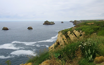 Viajar por la Costa Quebrada en Santander. Rutas por la Costa Quebrada. Qué ver por la Costa Quebrada. Urros de Liencres