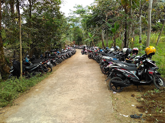 Bukit Kacapi, Kolam renang di tengah hamparan kebun teh