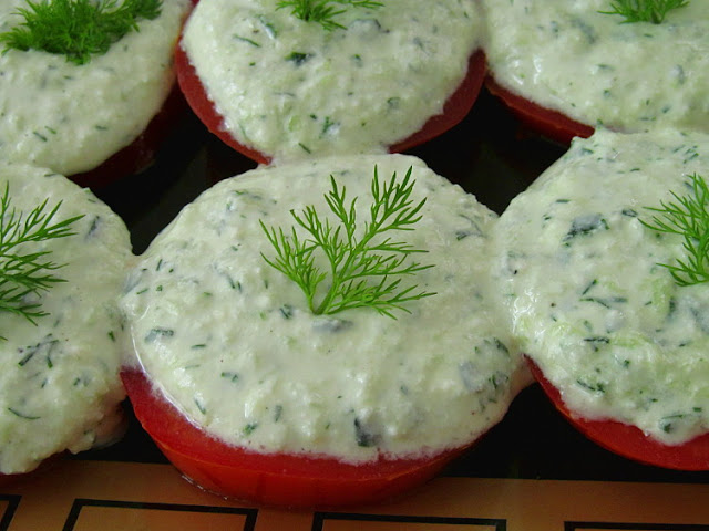 Помидоры с огуречным соусом