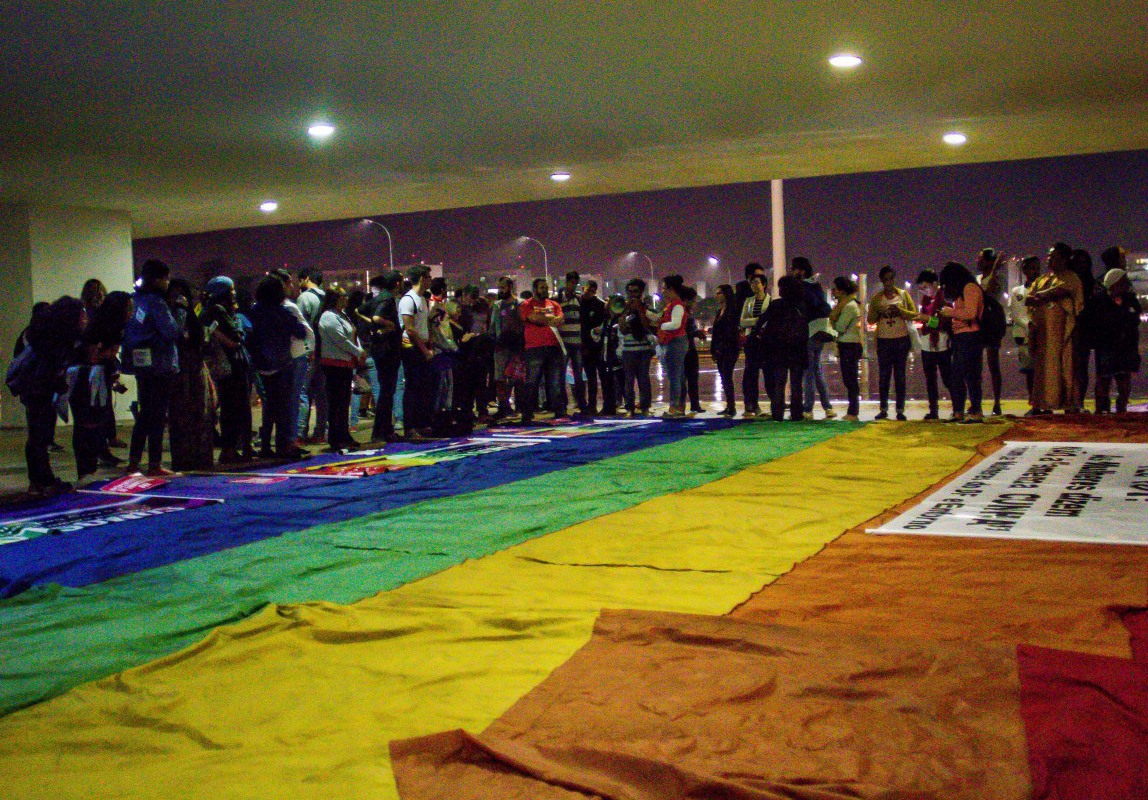 Ativistas LGBT protestam em Brasília contra decisão que permite 'cura gay' Ativistas LGBT protestam em Brasília contra decisão que permite 'cura gay'