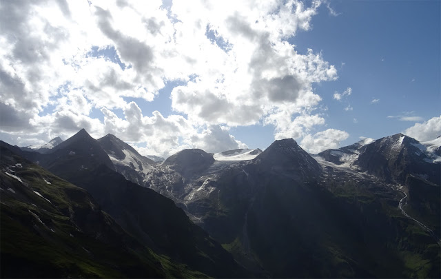 Hohe Tann, Berge der Glocknergruppe in Österreich, Glocknerstrasse. Schwarze Berge mit Sonne