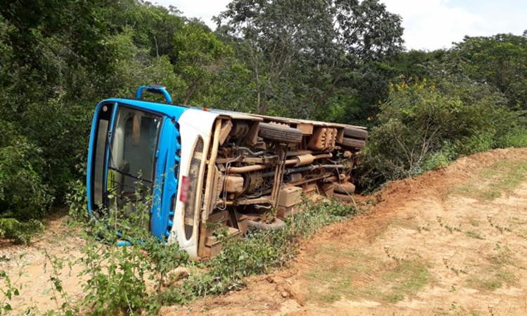 Ônibus escolar tomba e deixa treze feridos em São Desidério