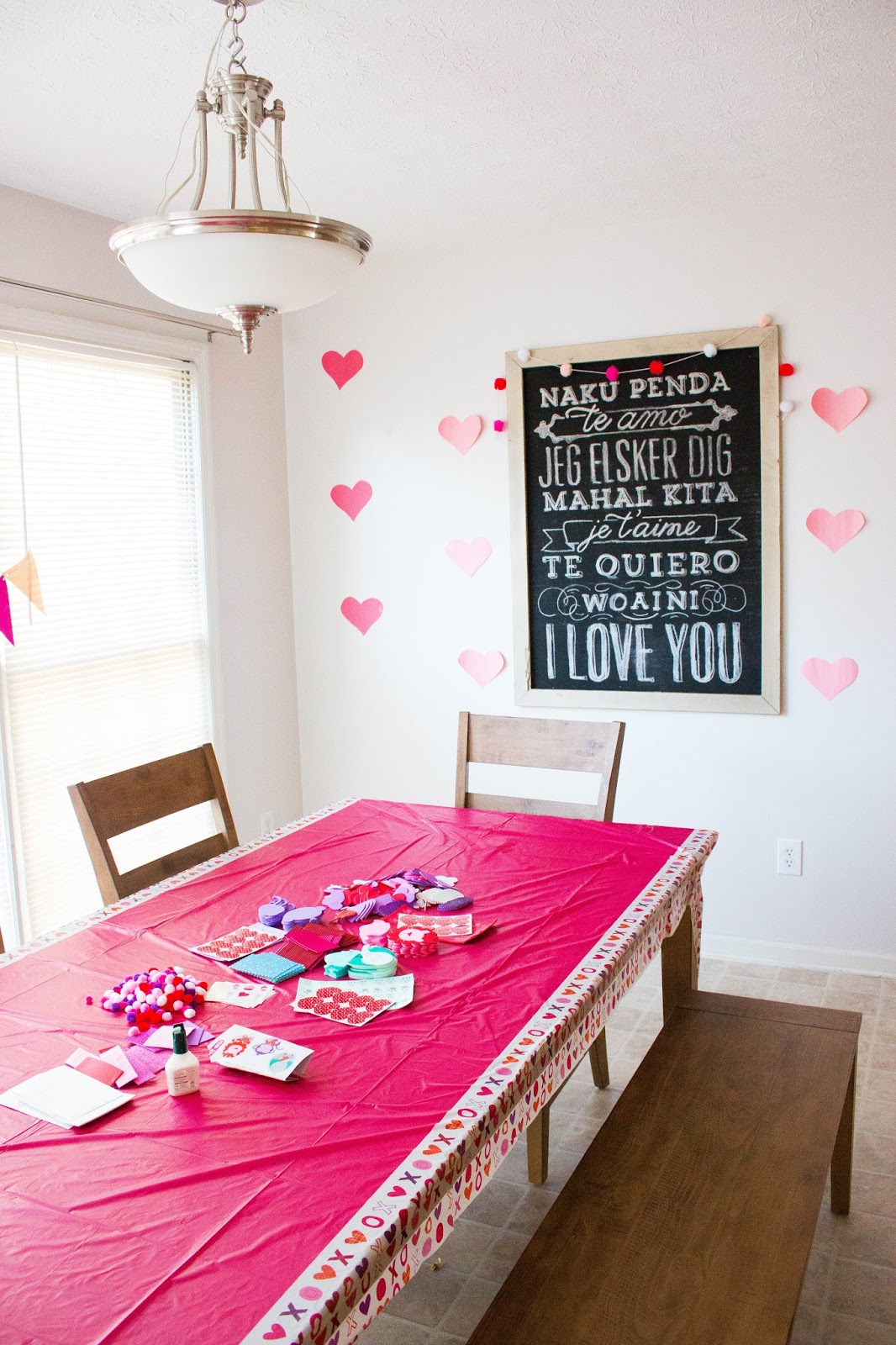 Seven cute Valentine’s ideas. Easy Valentine’s day ideas. DIY Valentine’s card ideas. Valentines ideas for kids. How tot celebrate valentines with kids. Ways to celebrate Valentines day. Valentine’s day DIY. Valentine’s decor ideas. #February #valentines #party #kids #crafts #familyfun