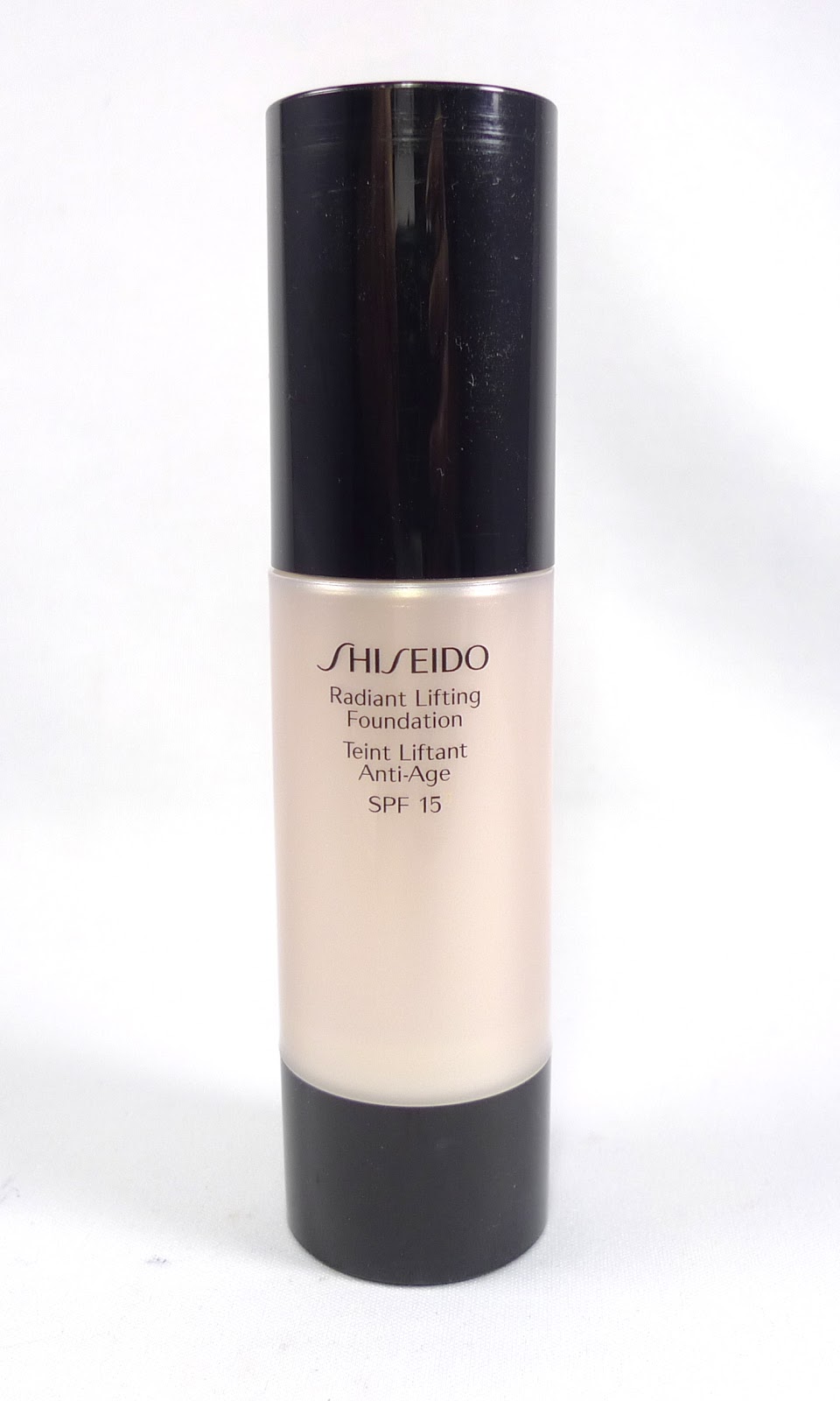 Shiseido skin radiant lifting. Шисейдо Radiant Lifting Foundation. Shiseido тональный крем Radiant Lifting Foundation, SPF 15. Шисейдо синхро скин тональный Радиант. Тональный крем Shiseido Radiant Lifting Foundation Teint liftant Anti-age SPF 20.