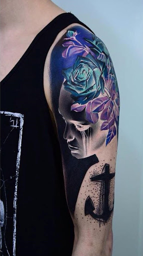 Interessante imagem negativa manga da tatuagem. A tatuagem tem mais a oferecer do que o que parece. Mesmo que ele parece um negativo cópia de uma imagem na vista lisa, quando invertida a perfeita imagem colorida vem de fora.