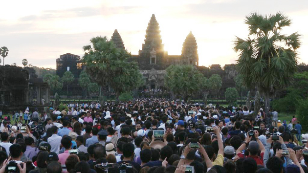 Angkor Wat - Equinoxe : plus de vingt mille visiteurs Angkor Wat - Equinoxe : plus de vingt mille visiteurs