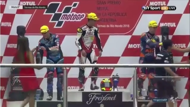 Khairul Idham Pawi Dipuji Netizen Apabila Lari Dari Podium Sebelum Disembur Arak Khairul Idham Pawi Dipuji Netizen Apabila Lari Dari Podium Sebelum Disembur Arak