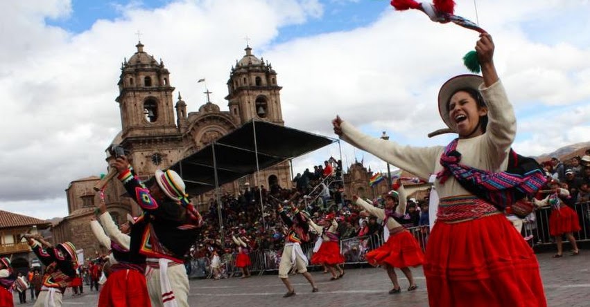 Escolares ofrecen un colorido homenaje a Cusco por su mes jubilar Escolares ofrecen un colorido homenaje a Cusco por su mes jubilar