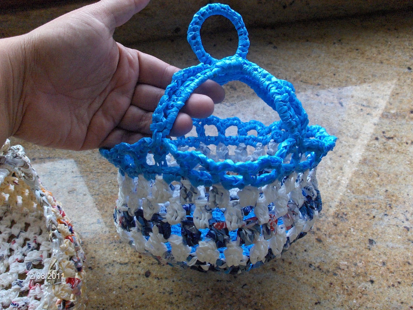 Aprendiz cestas a ganchillo con tiras de bolsas de plástico