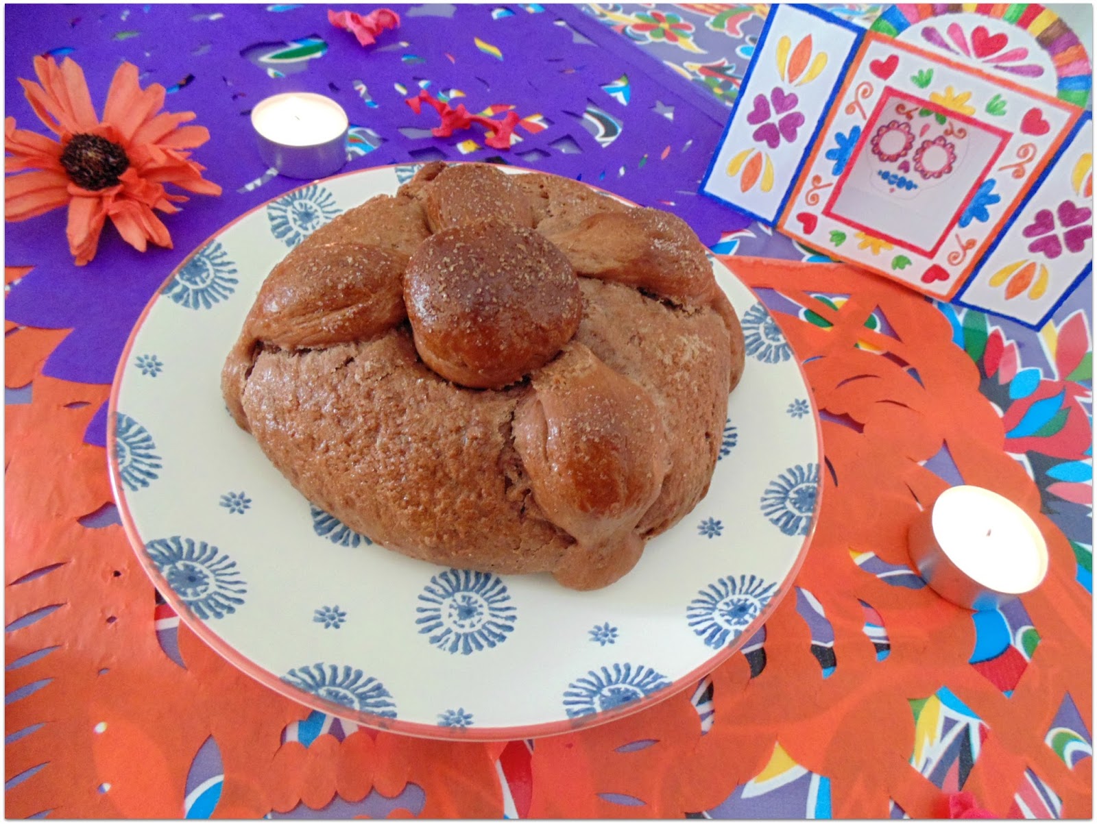 Pan de muerto mexicano de chocolate